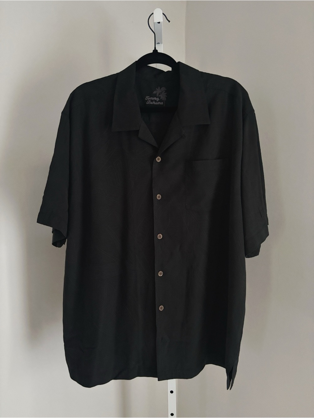 Tommy Bahama Black Short-Sleeve Camp Shirt 100% Silk Textured Pattern Size XL